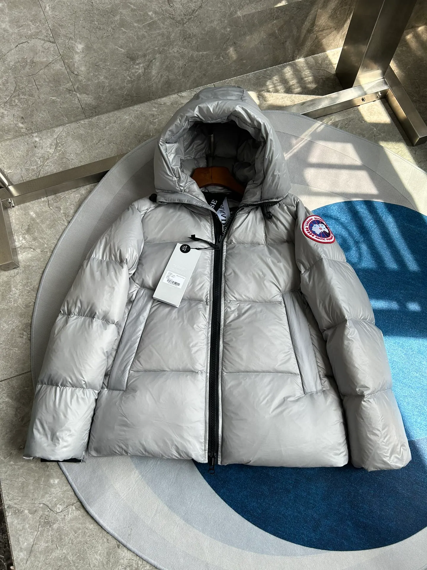 P820 ​​Gray Red Label Style No.: Y111 𝘾𝘼𝙉𝘼𝘿𝘼 𝙂𝙊𝙊𝙎𝙀/Canada Goose 2023 Limited New Crofton Puff Down Jacket Pure Guangzhou Inspection 80 White Duck Down Filling‼  Top version, ceiling level‼ Crofton soft bread, the latest style in 2023, has a cold protection effect of up to level 4. It is made of recycled Feather-Light tear-resistant fabric. It is ultra-light and has no weight on the upper body at all! The unique black label highlights your temperament‼  Canada Goose, a Canadian brand, has always been recognized as the warmest down jacket. Various Instagram celebrities, Internet celebrities, and celebrities often wear it for street photos. I do Canada Goose every year, but I still can’t get rid of my love for geese. No matter how cold the winter is, there is no need to be afraid, because there are geese! Filled with 80% white duck down, Canada Goose is the legendary warmest down jacket and is known as a must-have for Arctic outdoor sports! The most popular down jacket in the world, celebrities are rushing to buy it, it is a must-have! Same style for men and women Size: S~XXL